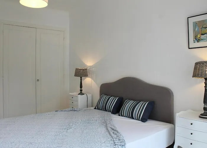 2 Pieces Face Avec Terrasse Et Parking Privatif - - Fr-1-245-151 *