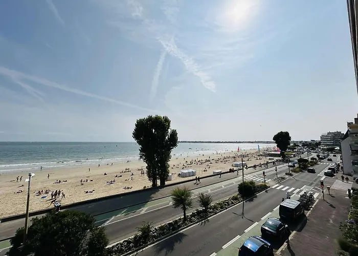 2 Pieces Face Avec Terrasse Et Parking Privatif - - Fr-1-245-151 *