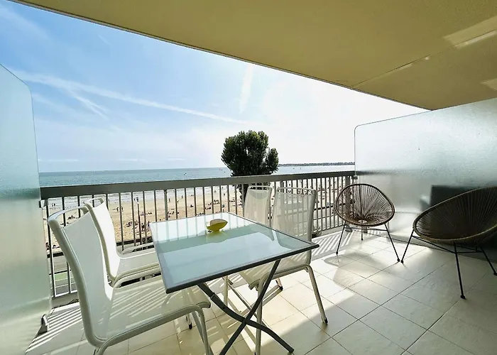 2 Pieces Face Avec Terrasse Et Parking Privatif - - Fr-1-245-151 דירה *